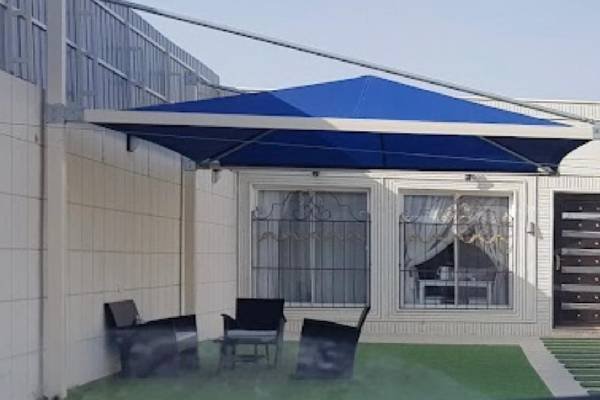 مظلات وسواتر مكة المكرمة تقدم مظلة حديقة جدارية هرمية الشكل مصنوعة من القماش باللون الازرق واطار من الحديد باللون الابيض